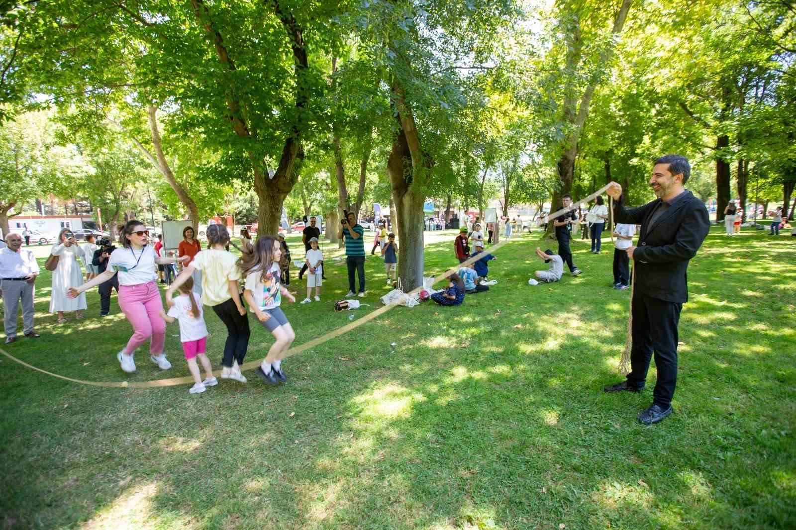 cocuklar eskimeyen oyunlarla doyasiya eglendiler 4 A5rwQ1Fr