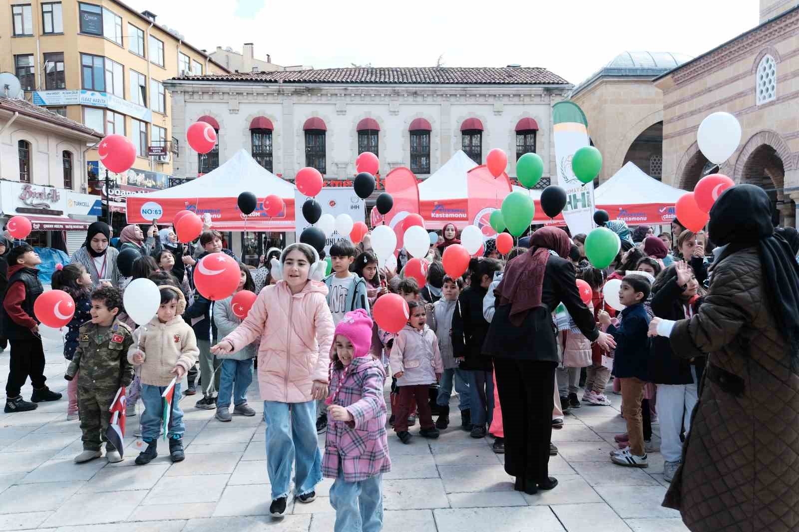 Çocuklar Filistin için yazdıkları mektupları balonlarla gökyüzüne bıraktı 4 cocuklar filistin icin yazdiklari mektuplari balonlarla gokyuzune birakti 0 ddpabiaP