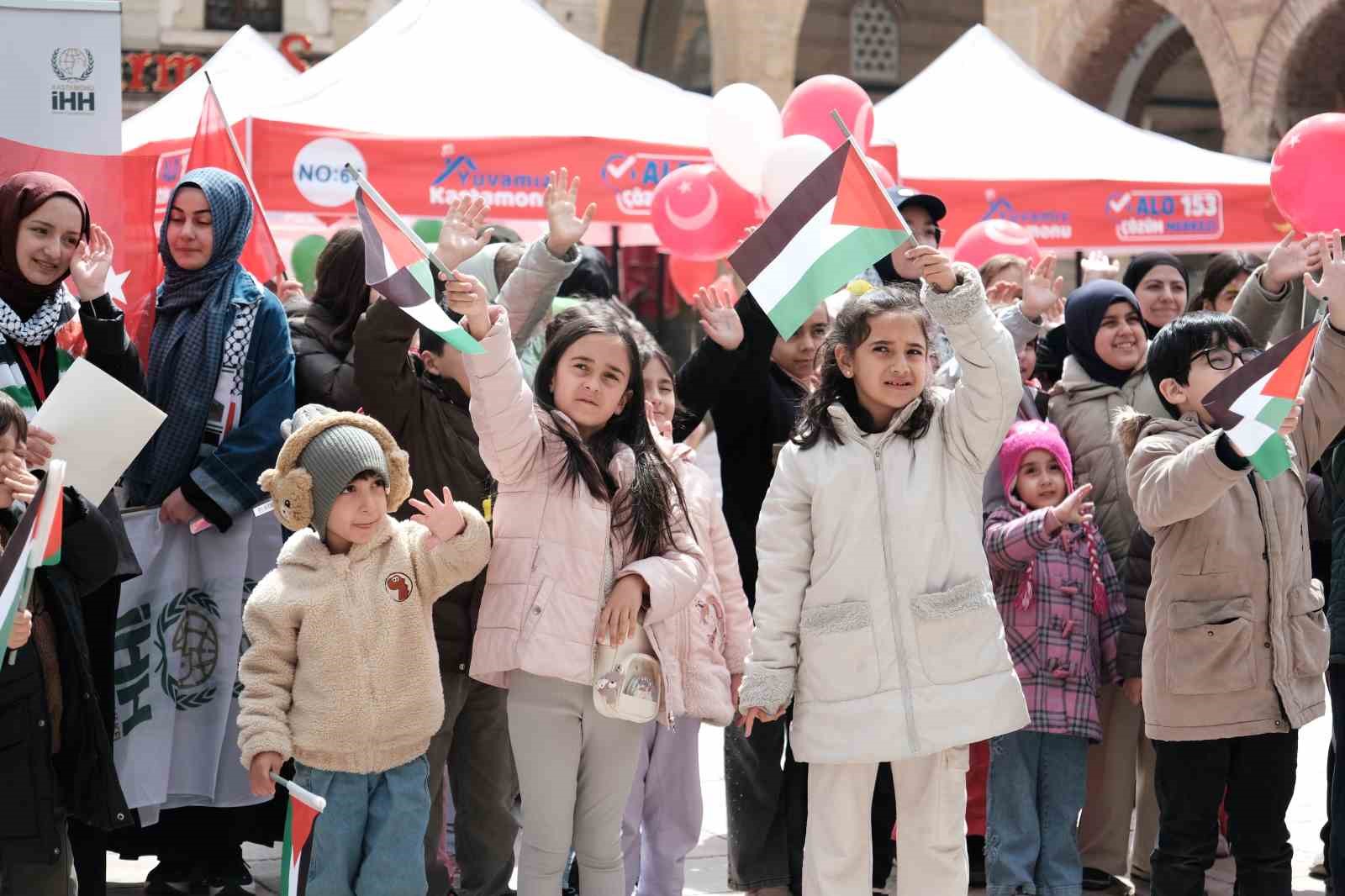Çocuklar Filistin için yazdıkları mektupları balonlarla gökyüzüne bıraktı 5 cocuklar filistin icin yazdiklari mektuplari balonlarla gokyuzune birakti 1 J3QIH379