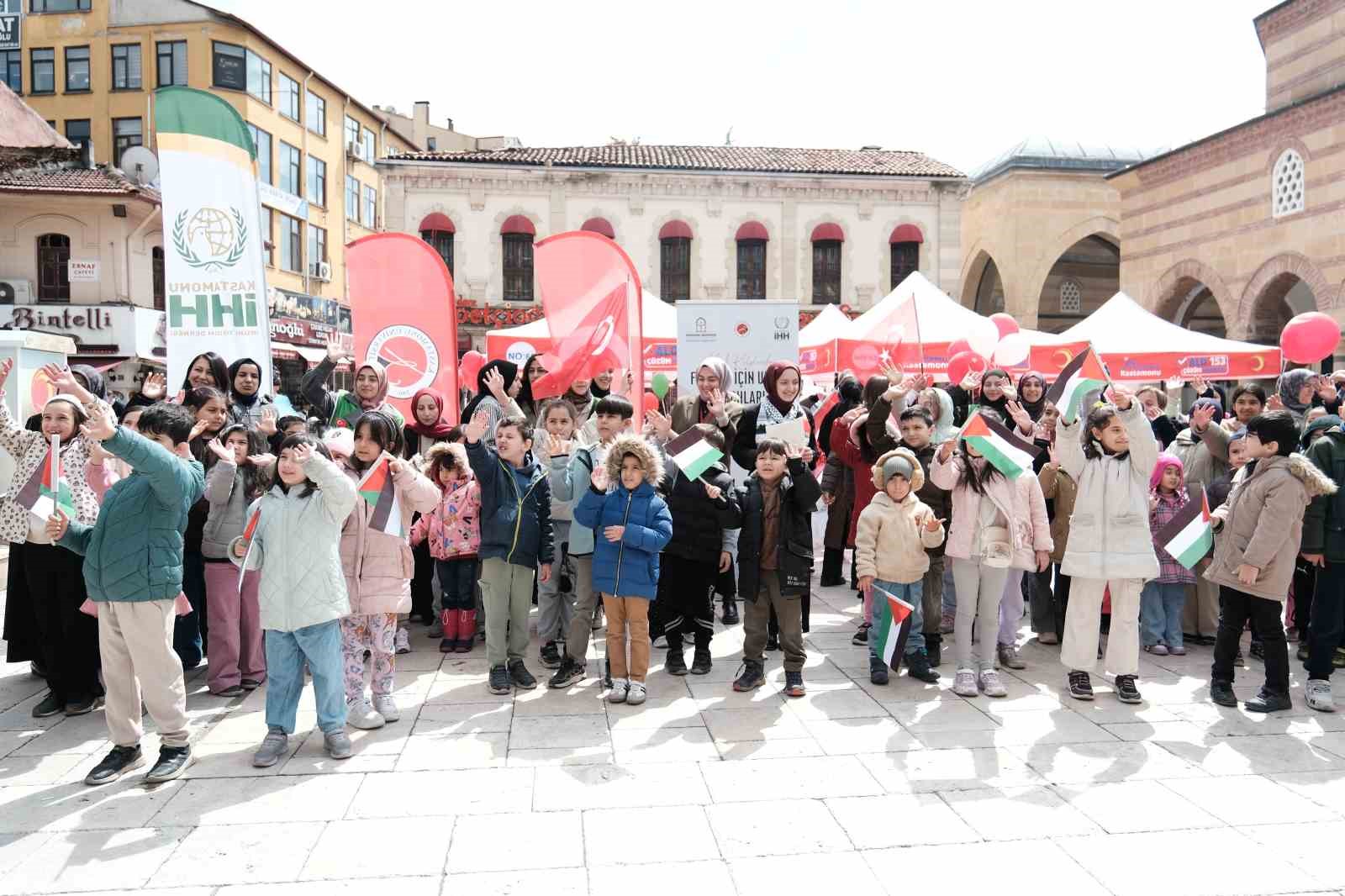 Çocuklar Filistin için yazdıkları mektupları balonlarla gökyüzüne bıraktı 6 cocuklar filistin icin yazdiklari mektuplari balonlarla gokyuzune birakti 2 CVVuh7fS