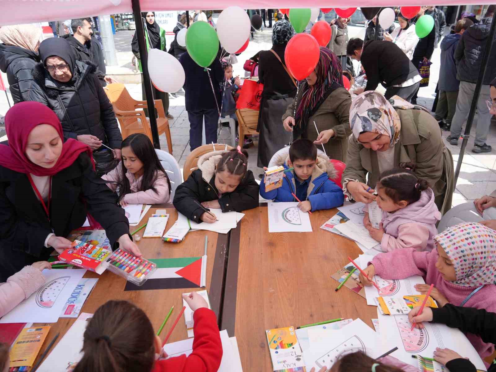 Çocuklar Filistin için yazdıkları mektupları balonlarla gökyüzüne bıraktı 7 cocuklar filistin icin yazdiklari mektuplari balonlarla gokyuzune birakti 3