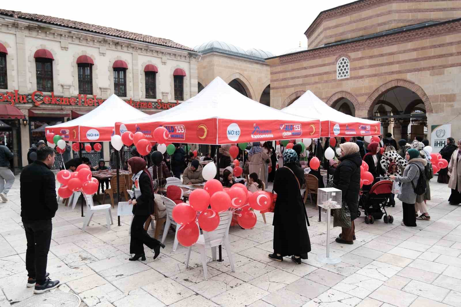 Çocuklar Filistin için yazdıkları mektupları balonlarla gökyüzüne bıraktı 8 cocuklar filistin icin yazdiklari mektuplari balonlarla gokyuzune birakti 4