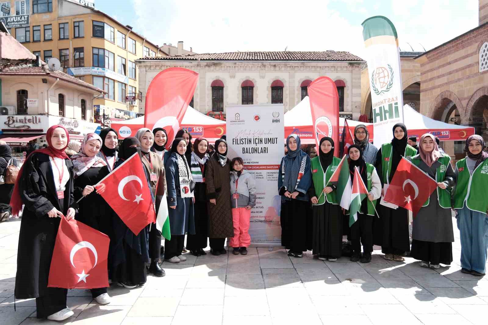 Çocuklar Filistin için yazdıkları mektupları balonlarla gökyüzüne bıraktı 9 cocuklar filistin icin yazdiklari mektuplari balonlarla gokyuzune birakti 5 TLepKMdl