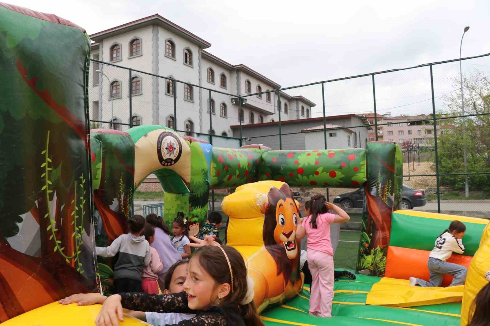 cocuklar gonullerince ve doyasiya eglendi 2 3AAuiQuZ