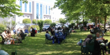 cocuklar-iceride-ter-doktu-aileler-disarida-piknik-yaparak-bekledi-165UU8Zh.jpg