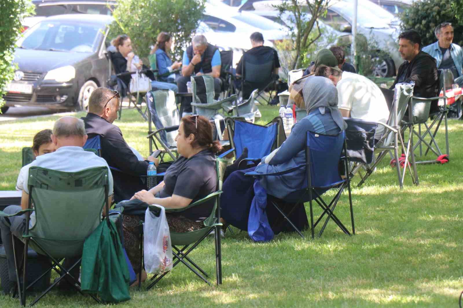 Çocuklar içeride ter döktü, aileler dışarıda piknik yaparak bekledi 6 cocuklar iceride ter doktu aileler disarida piknik yaparak bekledi 2 6YO5FpuO