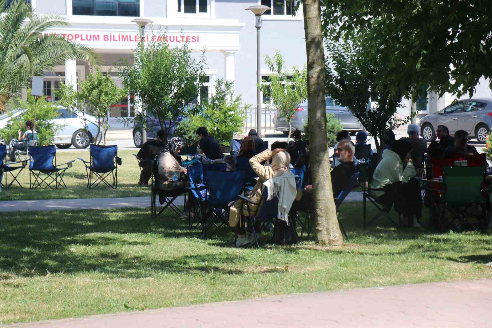 Çocuklar içeride ter döktü, aileler dışarıda piknik yaparak bekledi 7 cocuklar iceride ter doktu aileler disarida piknik yaparak bekledi 3 2D6aJL1X