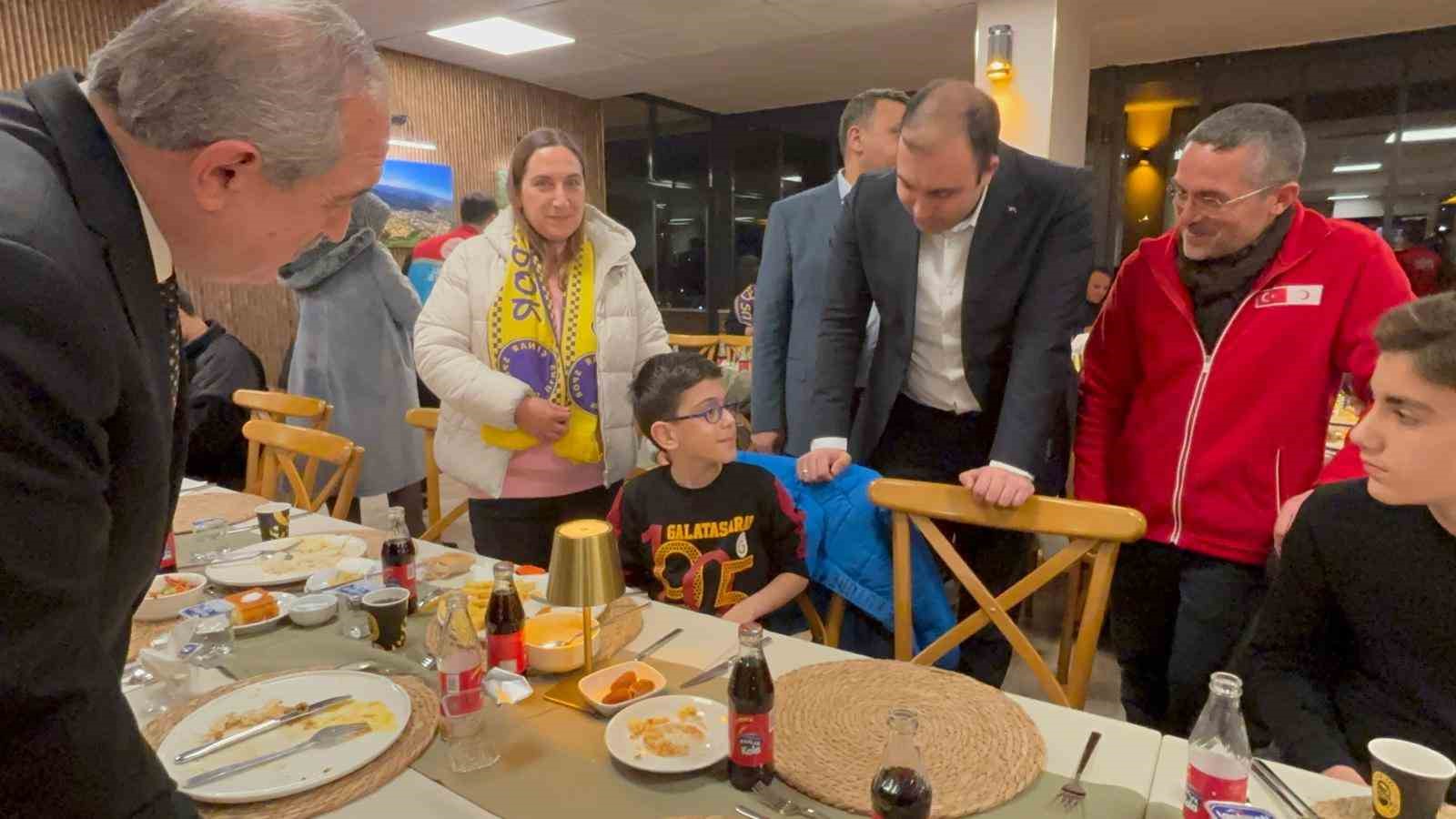 cocuklar ile protokol iftar sofrasinda bulustu 0 2B3dwGlB