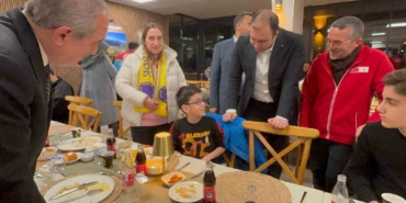 cocuklar-ile-protokol-iftar-sofrasinda-bulustu-7xHkr2j6.jpg