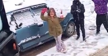 cocuklar-karlari-temizlemesin-diye-temizleme-aracini-kartopuna-tuttu-Sp7j2xIx.jpg
