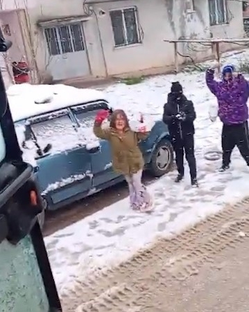 cocuklar-karlari-temizlemesin-diye-temizleme-aracini-kartopuna-tuttu-Sp7j2xIx.jpg