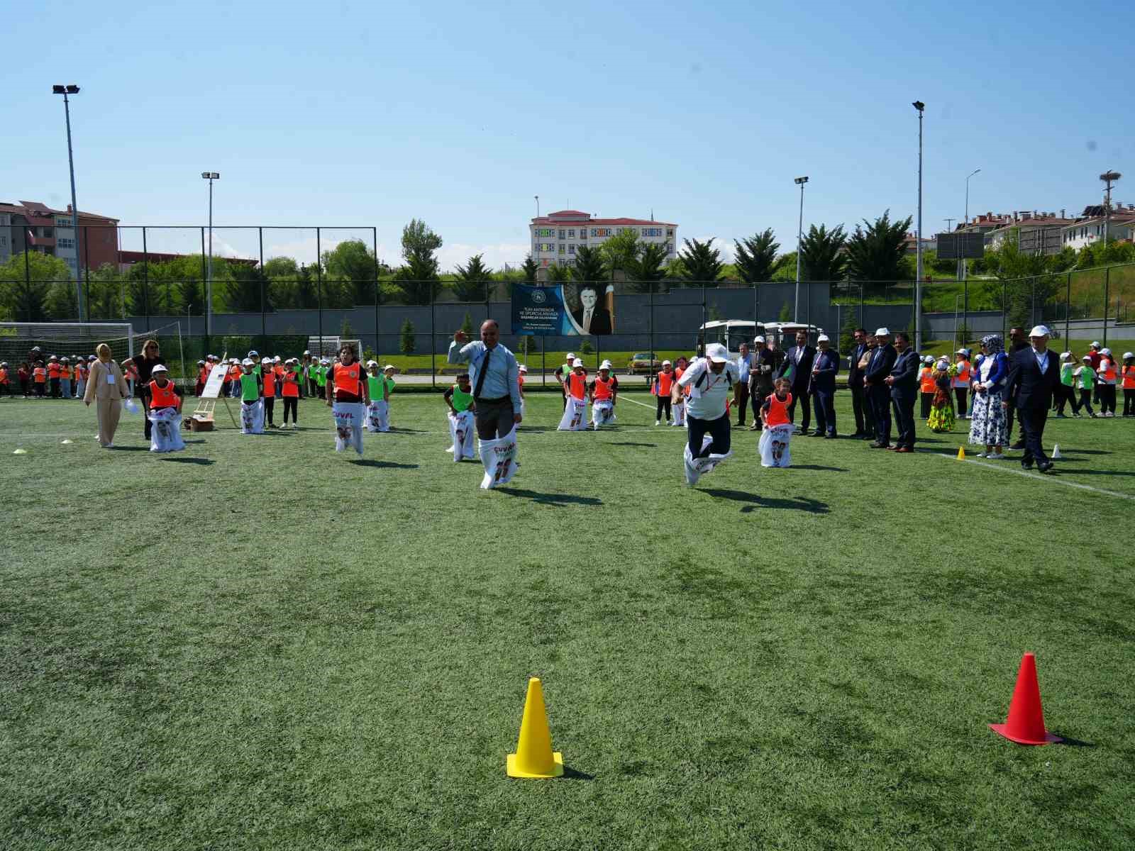 cocuklar ogretmenler ve veliler birlikte geleneksel oyunlar oynadi ortaya renkli goruntuler cikti 0 F2Q2HCXv