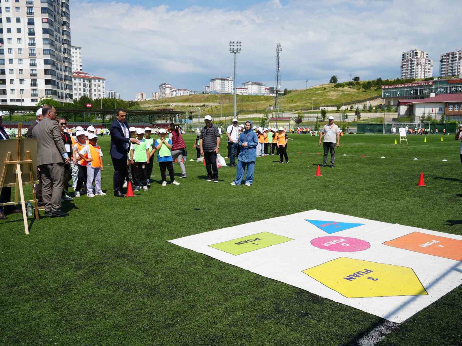 cocuklar ogretmenler ve veliler birlikte geleneksel oyunlar oynadi ortaya renkli goruntuler cikti 10 kPdwv6FA