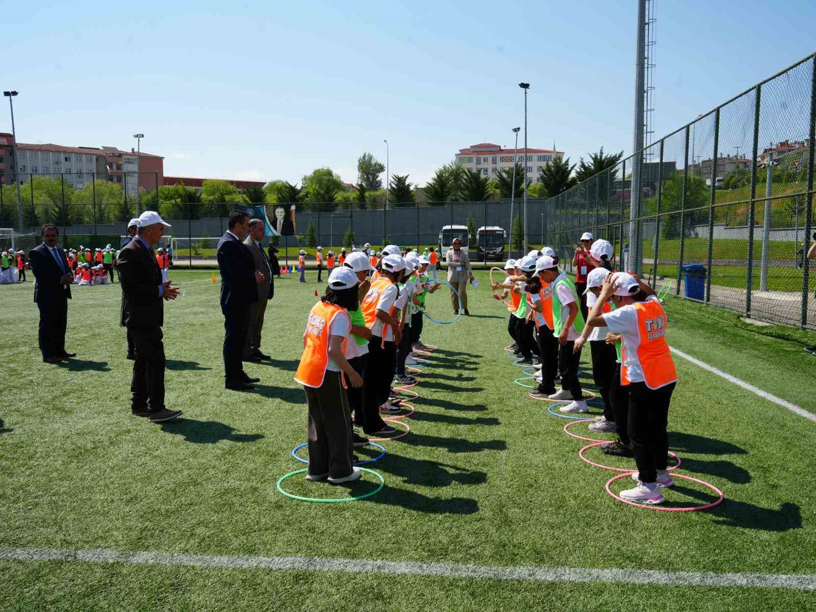 cocuklar ogretmenler ve veliler birlikte geleneksel oyunlar oynadi ortaya renkli goruntuler cikti 12