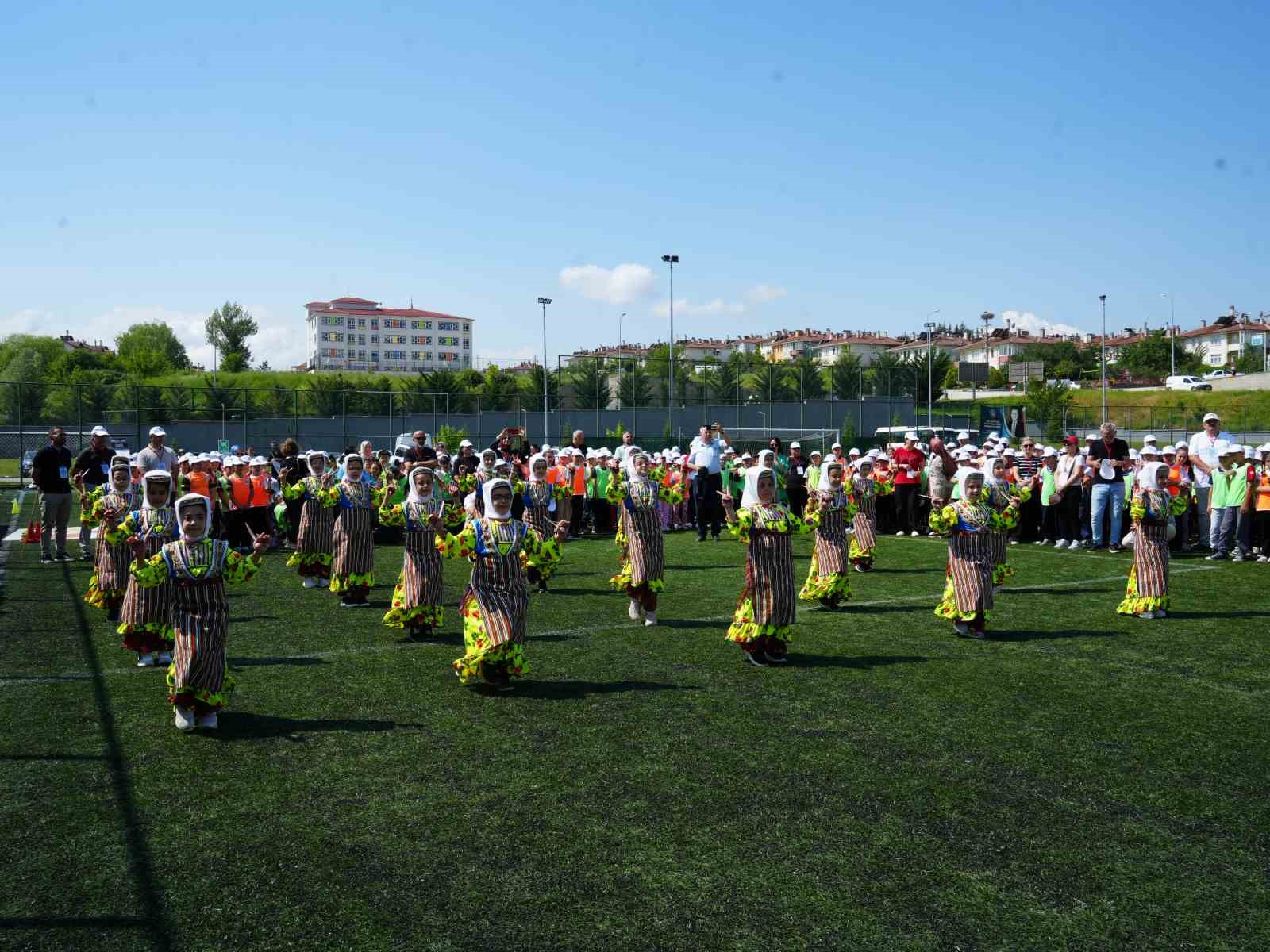 cocuklar ogretmenler ve veliler birlikte geleneksel oyunlar oynadi ortaya renkli goruntuler cikti 13 2JQSLMiI