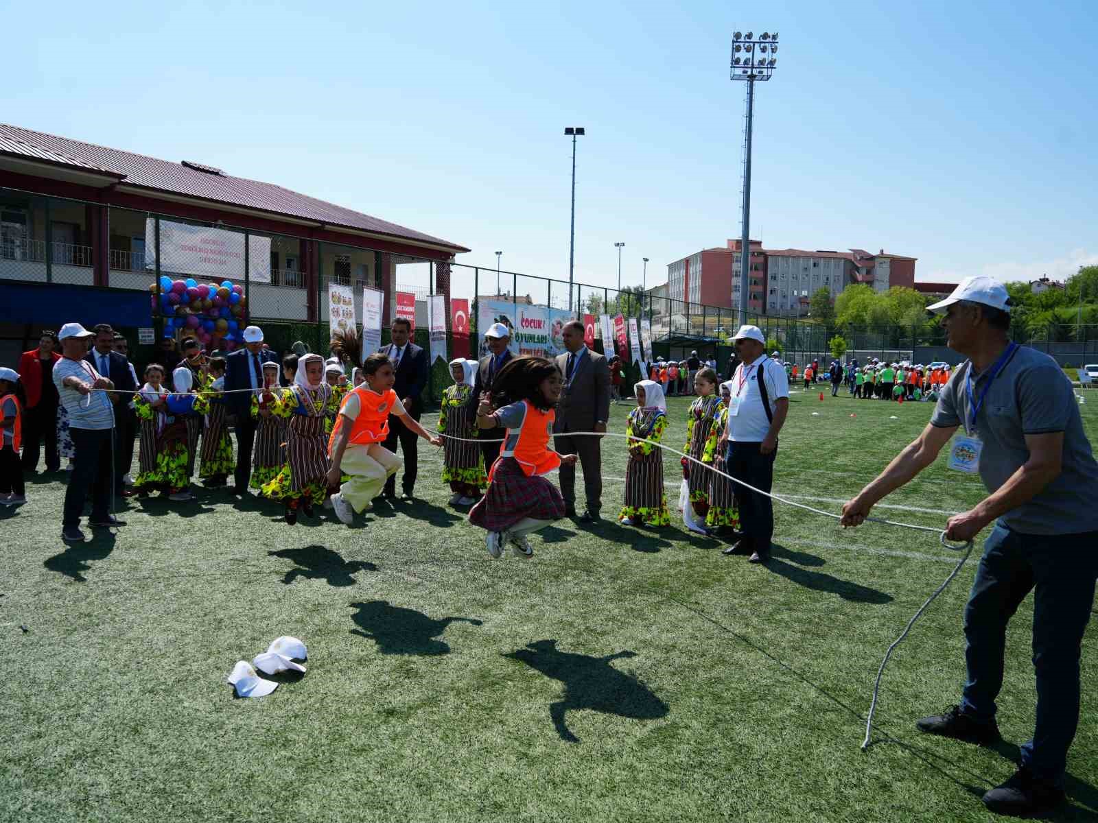 cocuklar ogretmenler ve veliler birlikte geleneksel oyunlar oynadi ortaya renkli goruntuler cikti 15 kyF9pjPB
