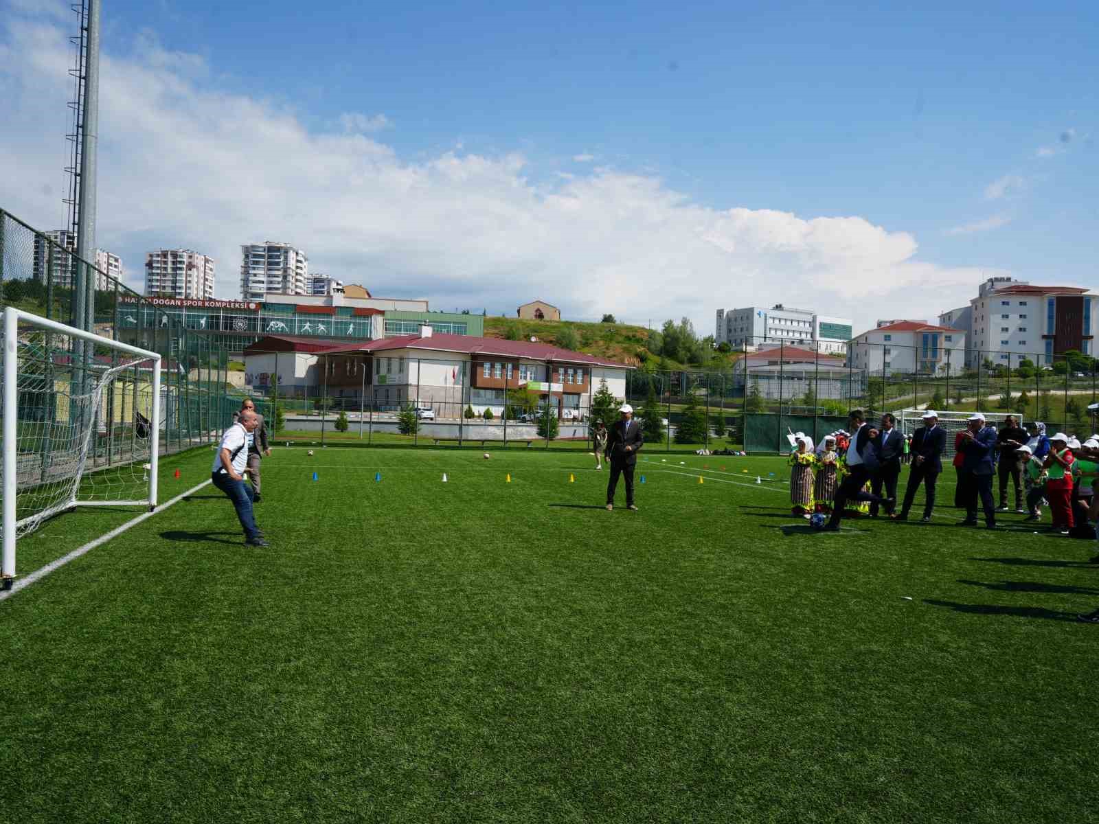 cocuklar ogretmenler ve veliler birlikte geleneksel oyunlar oynadi ortaya renkli goruntuler cikti 17 bbJUYAha
