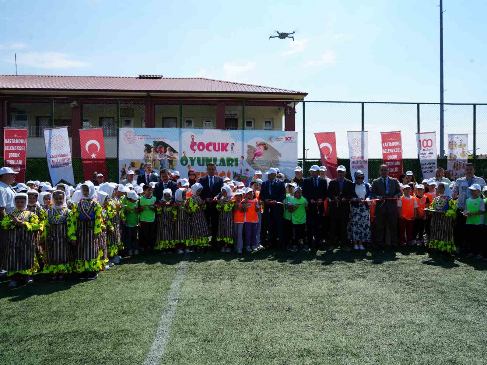cocuklar ogretmenler ve veliler birlikte geleneksel oyunlar oynadi ortaya renkli goruntuler cikti 3 ClGERevj