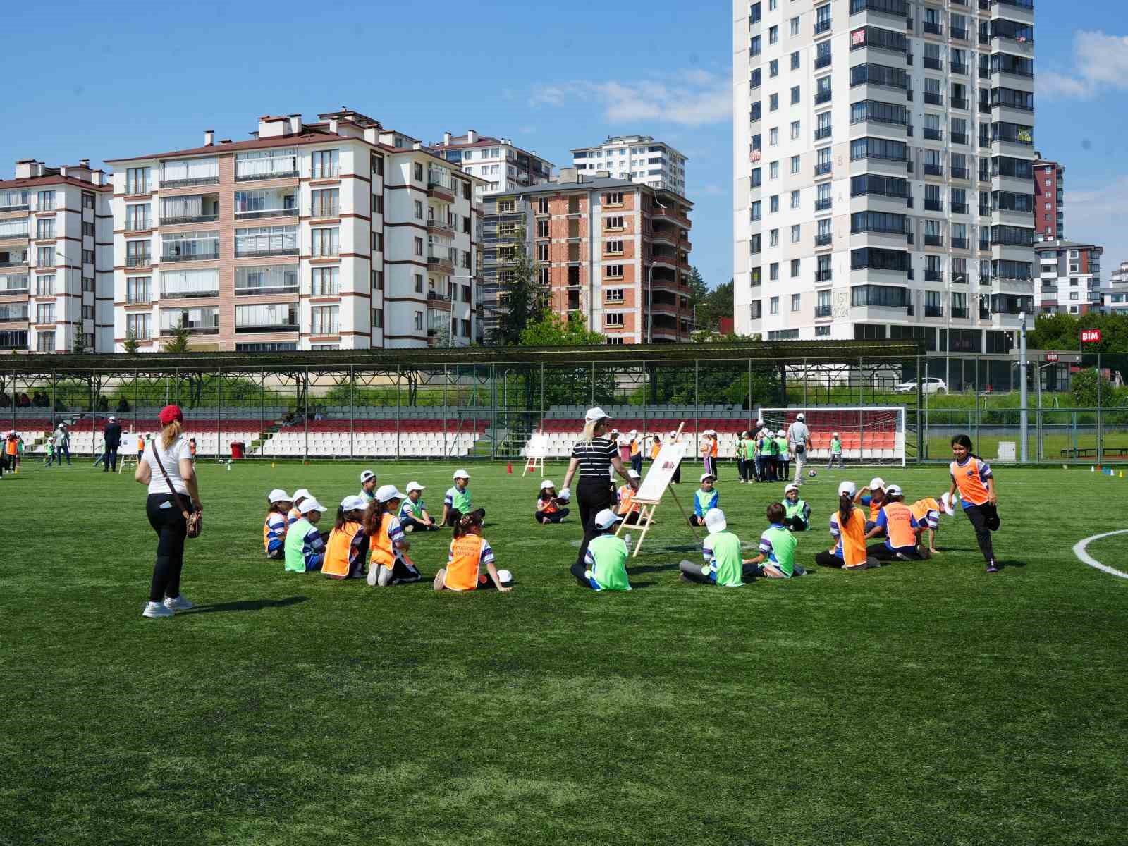 cocuklar ogretmenler ve veliler birlikte geleneksel oyunlar oynadi ortaya renkli goruntuler cikti 5 tUPuWwBM
