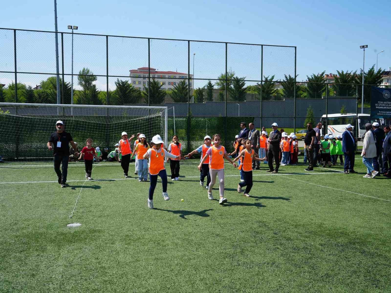 cocuklar ogretmenler ve veliler birlikte geleneksel oyunlar oynadi ortaya renkli goruntuler cikti 8