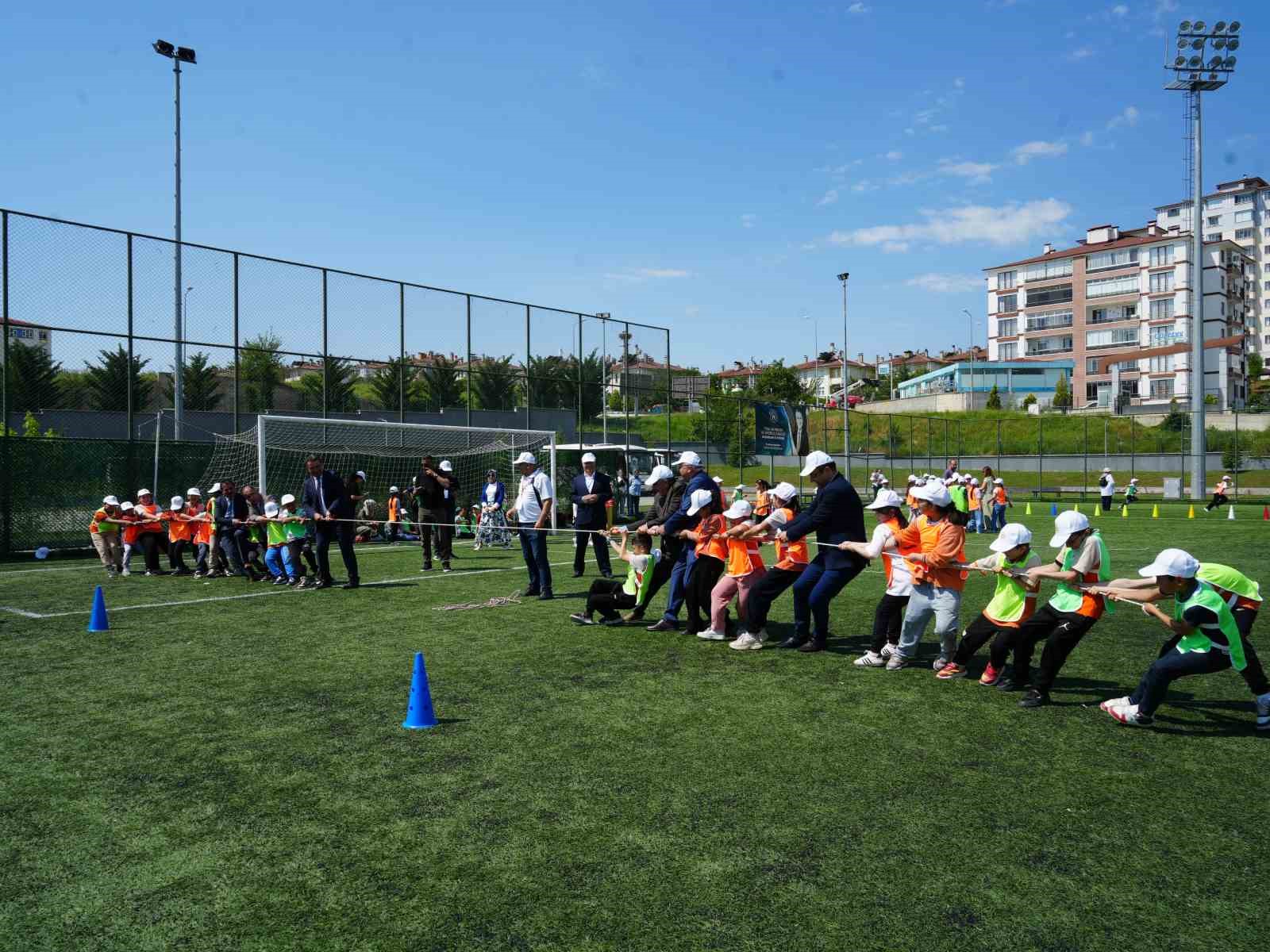 cocuklar ogretmenler ve veliler birlikte geleneksel oyunlar oynadi ortaya renkli goruntuler cikti 9 ANadPFYs