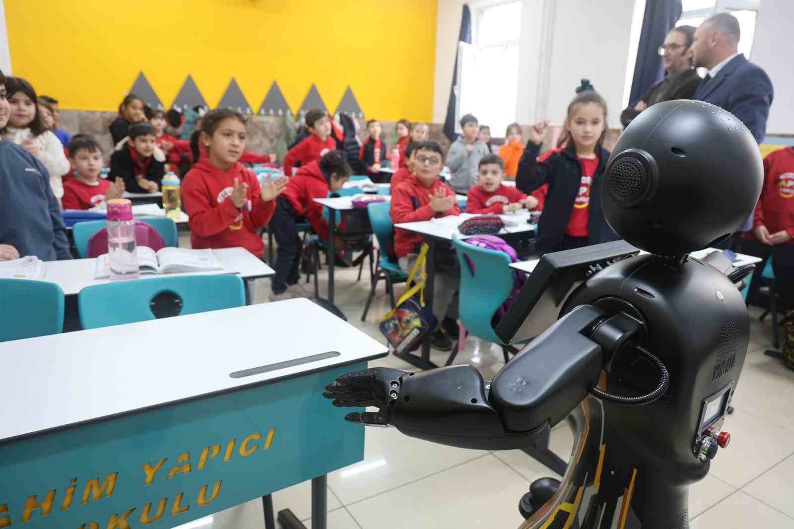 cocuklar sivlilikle paylasmayi ve zorbaligin kotulugunu okula gelen robottan dinledi 1 mJlCWz7B
