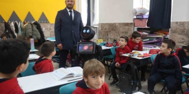 cocuklar-sivlilikle-paylasmayi-ve-zorbaligin-kotulugunu-okula-gelen-robottan-dinledi-2aJGUxdy.jpg