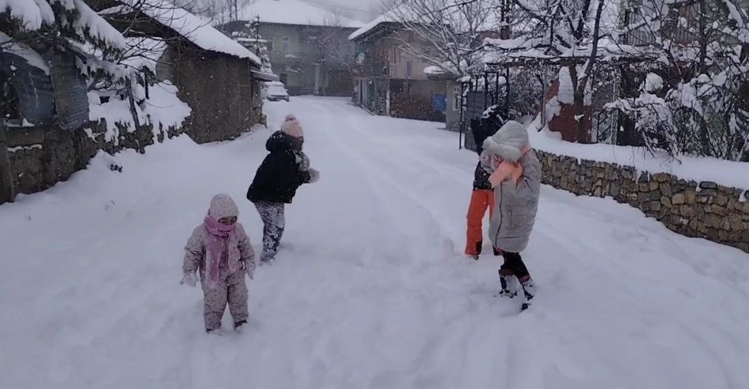 cocuklar tipiye aldirmadi kar topu oynadi 2 GS79RA3W