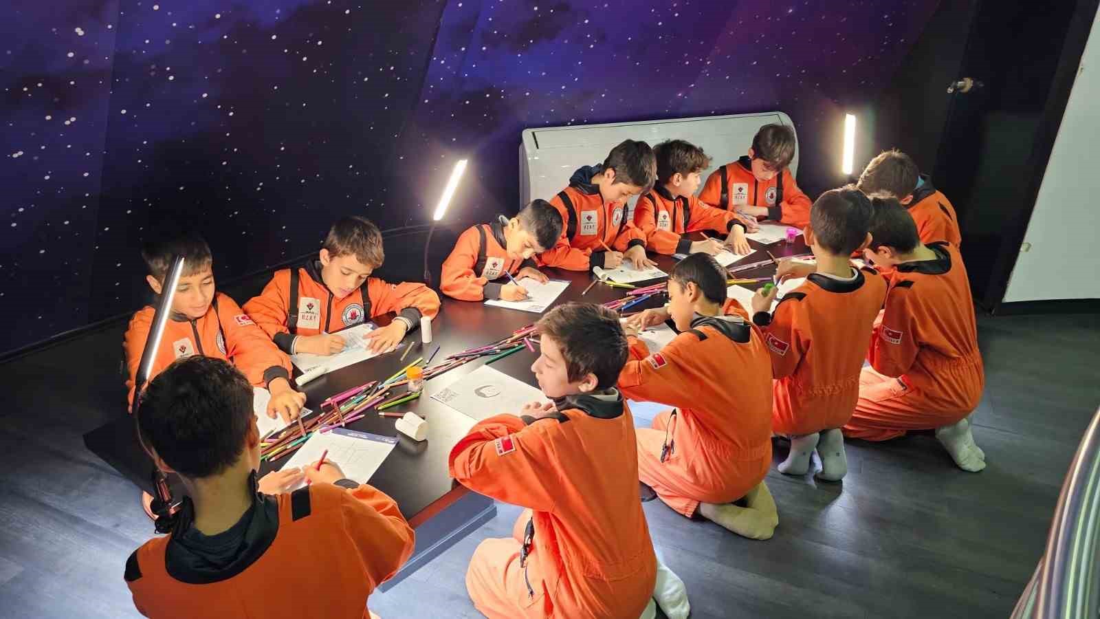 cocuklar uzayin gizemini el battani uzay evinde kesfediyor 1 BhpYVDaT