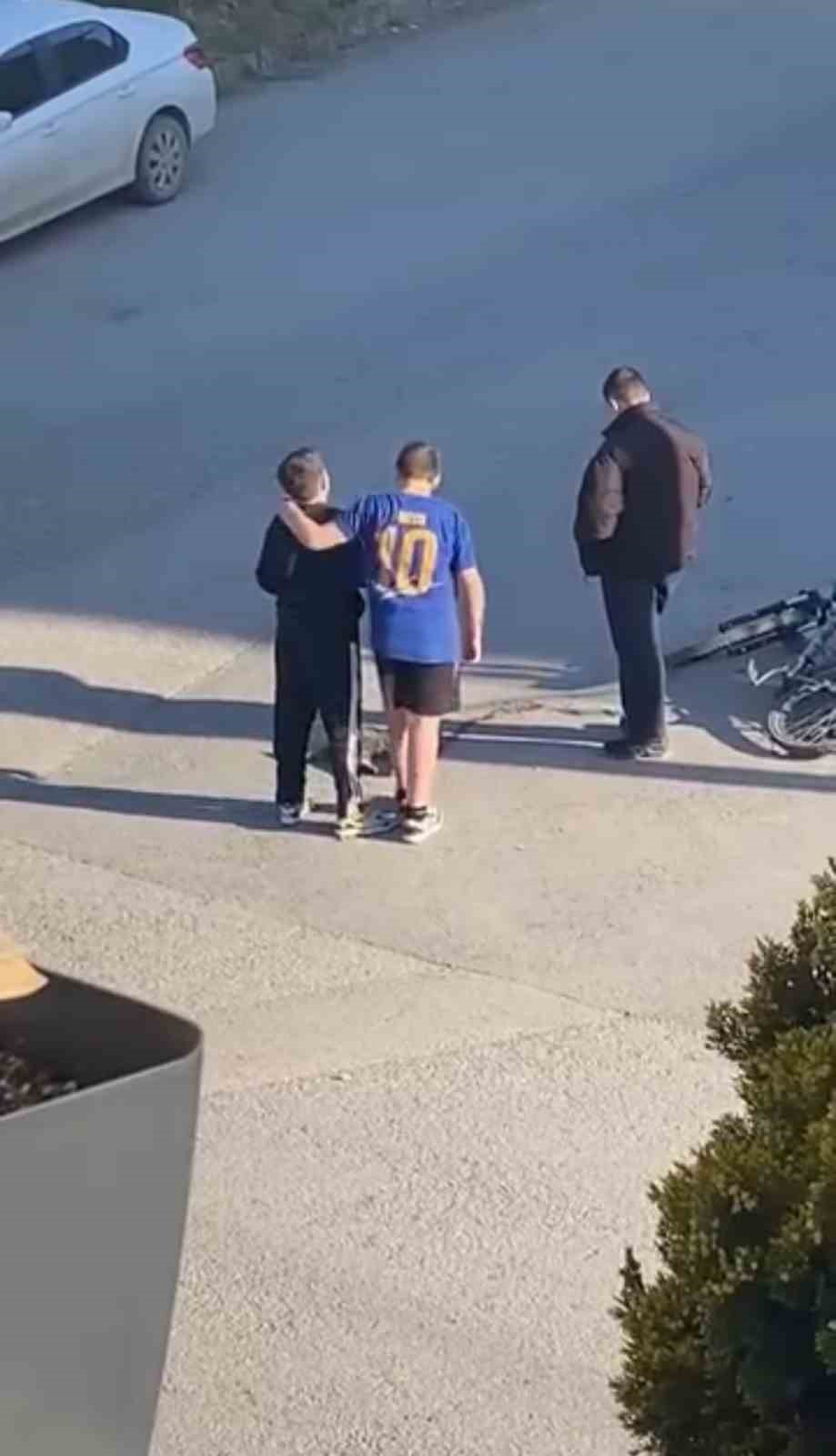 cocuklar yarali kedinin uzerini ortup basinda nobet tuttu 0 hPfXgNmg