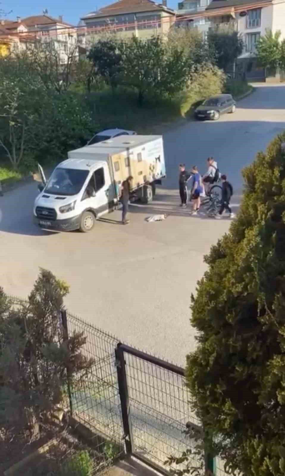 cocuklar yarali kedinin uzerini ortup basinda nobet tuttu 2 MITgWBD6