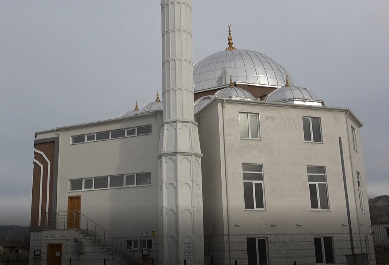 cocuklara muezzinlik ogretme tartismasinda imama yumruklu saldiri 2