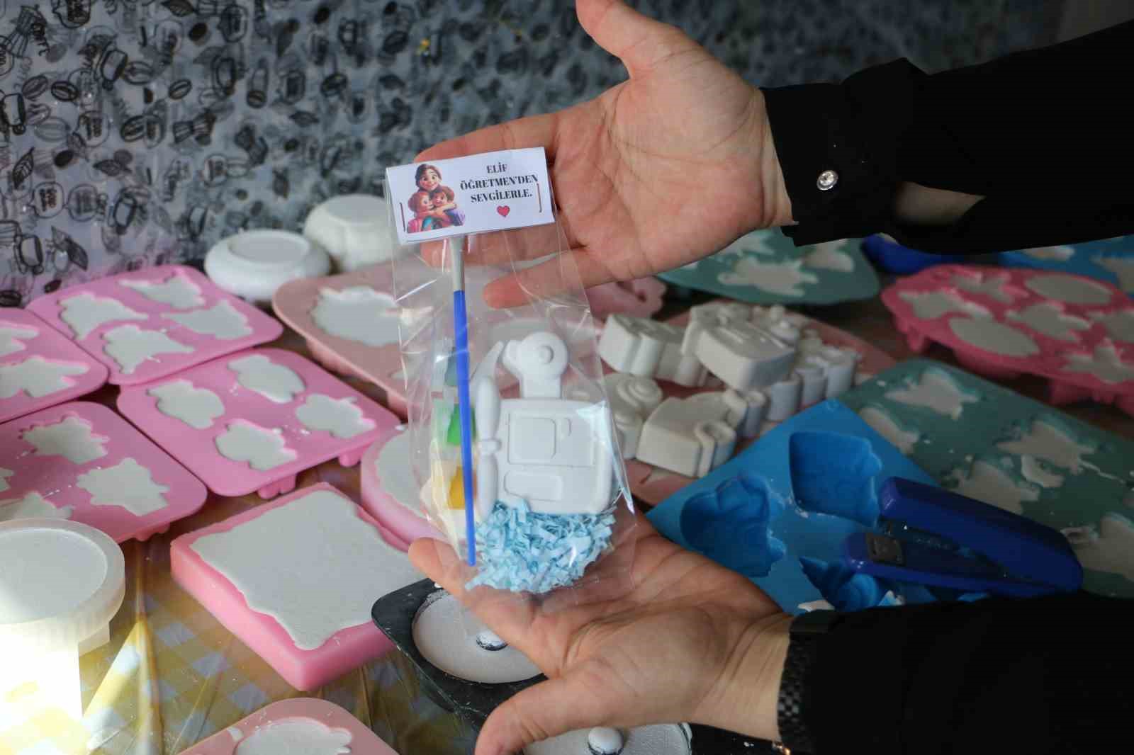 Çocukları için hobi olarak yapıyordu, evinin odasını atölyeye çevirip 81 ile satış yapmaya başladı 7 cocuklari icin hobi olarak yapiyordu evinin odasini atolyeye cevirip 81 ile satis yapmaya basladi r9IGYrqc
