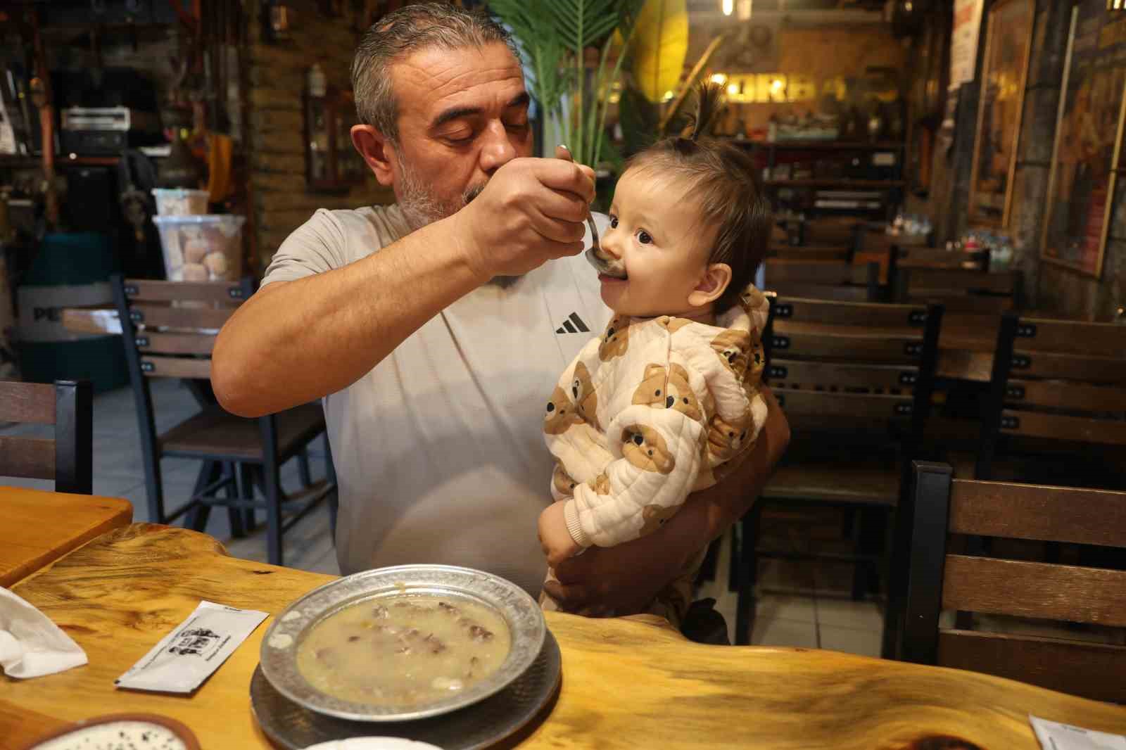 cocuklarin dahi tukettigi kis corbalari kelle ve arabasi 1 HiQjU8by