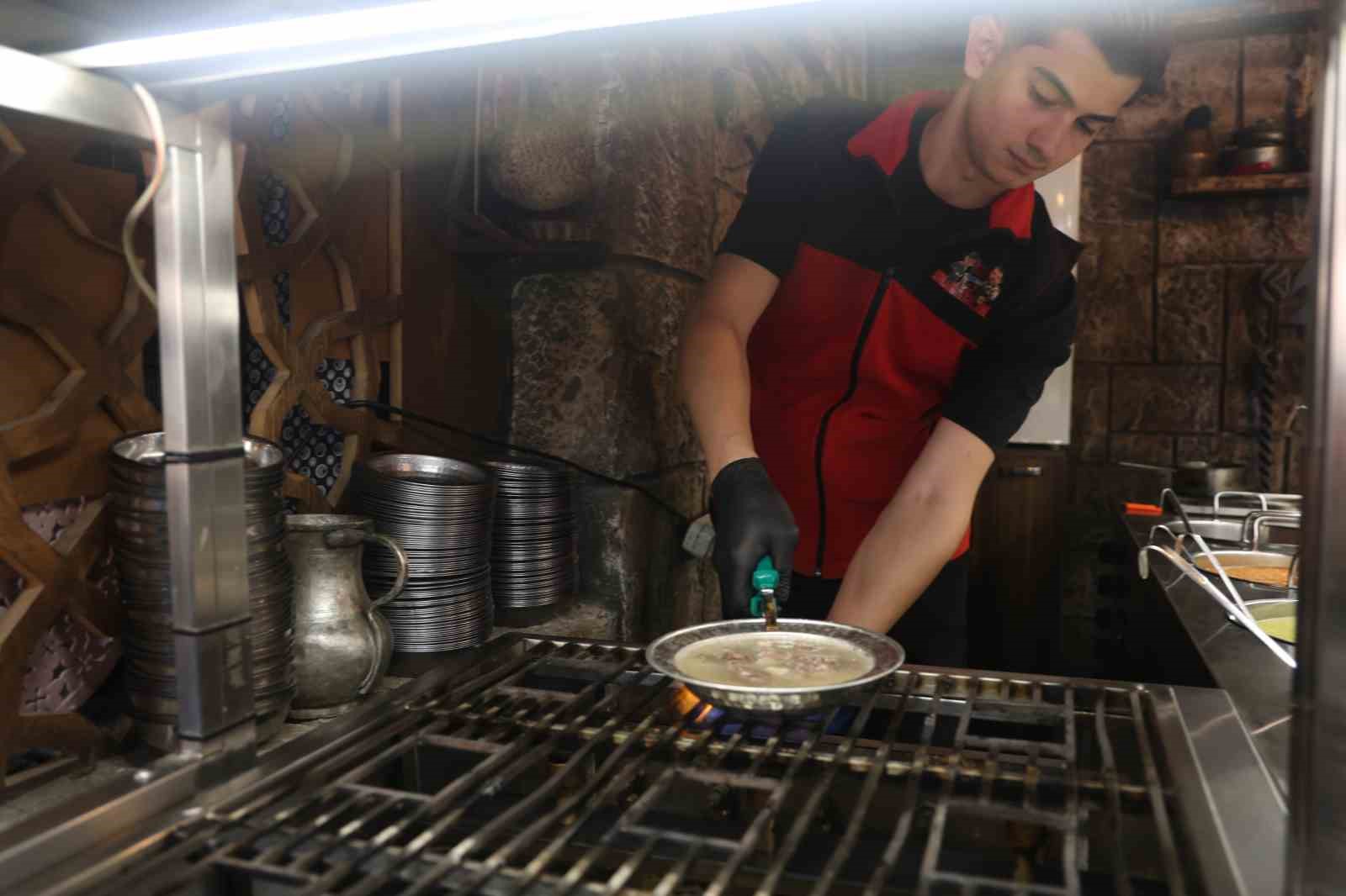 cocuklarin dahi tukettigi kis corbalari kelle ve arabasi 5 EuMc2z3C