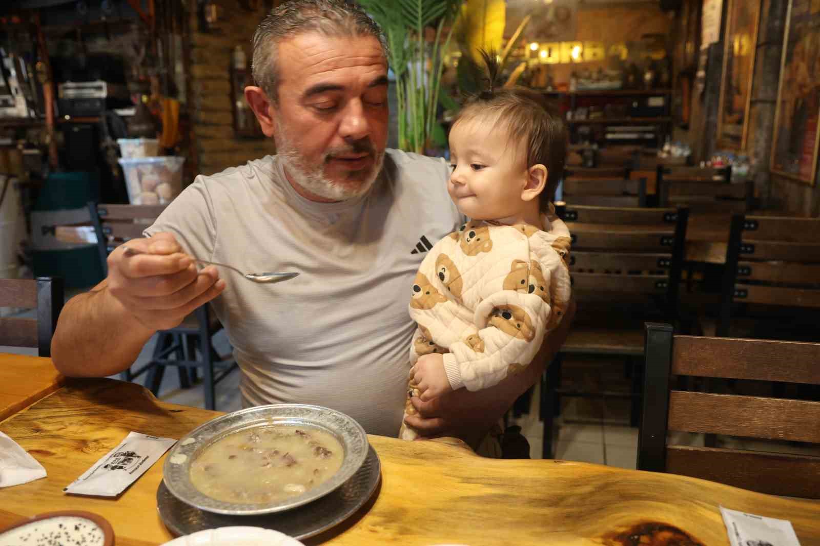 cocuklarin dahi tukettigi kis corbalari kelle ve arabasi 9 Qi9XtYfW