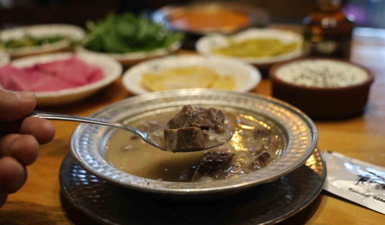 cocuklarin-dahi-tukettigi-kis-corbalari-kelle-ve-arabasi-NkSZN4Ef.jpg