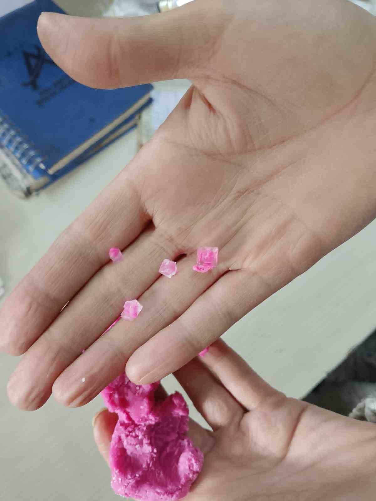 cocuklarin hevesle oynadigi oyun hamurundan cam parcaciklari cikti 4 HaNvBJ31