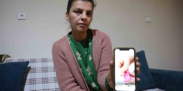 cocuklarin-hevesle-oynadigi-oyun-hamurundan-cam-parcaciklari-cikti-NWe39sW2.jpg