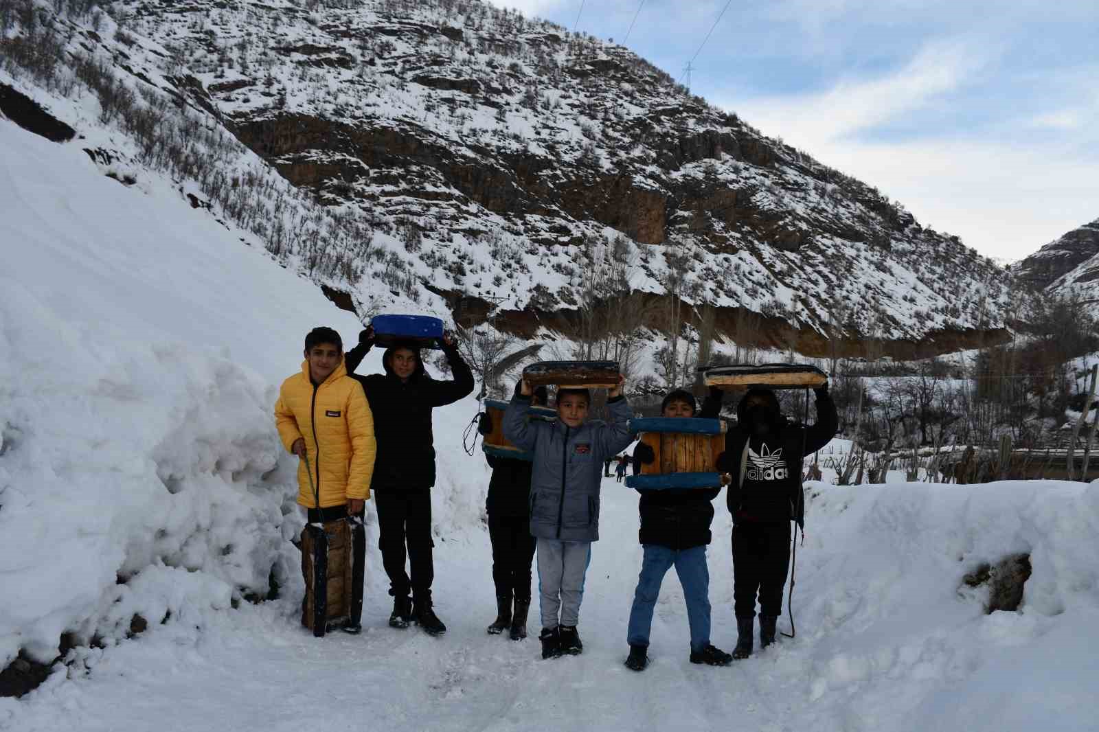 cocuklarin kizaklarla kar keyfi 2 8qOVr2GT