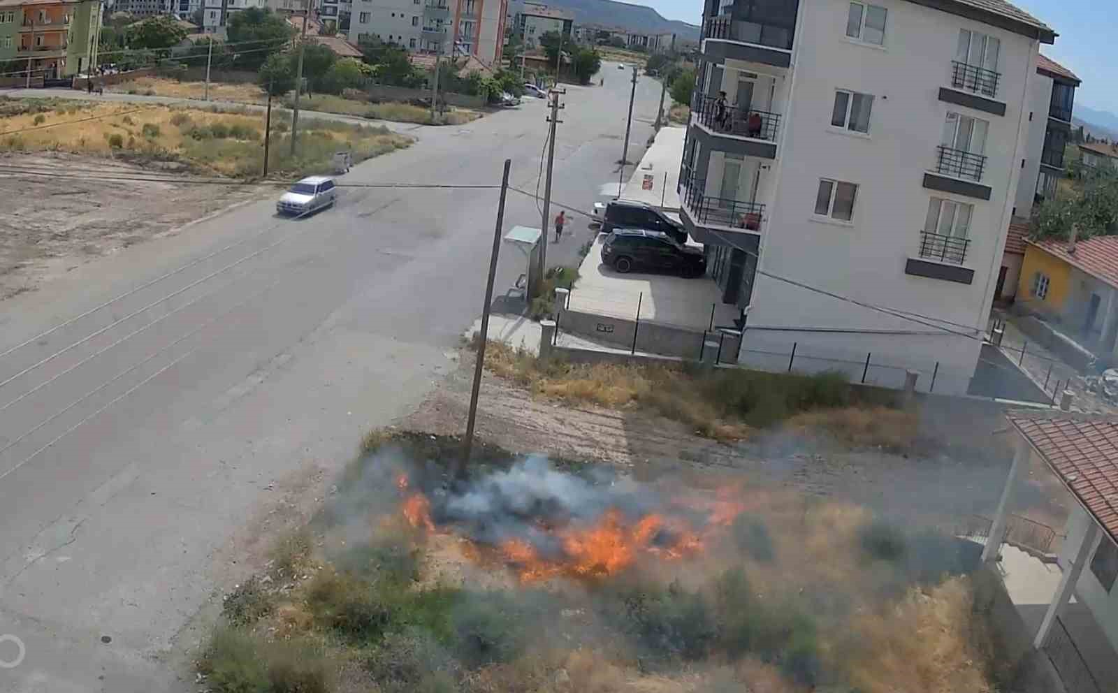 Çocukların maytapla çıkardığı ot yangını kamerada 7 cocuklarin maytapla cikardigi ot yangini kamerada 3 l68LfjgQ
