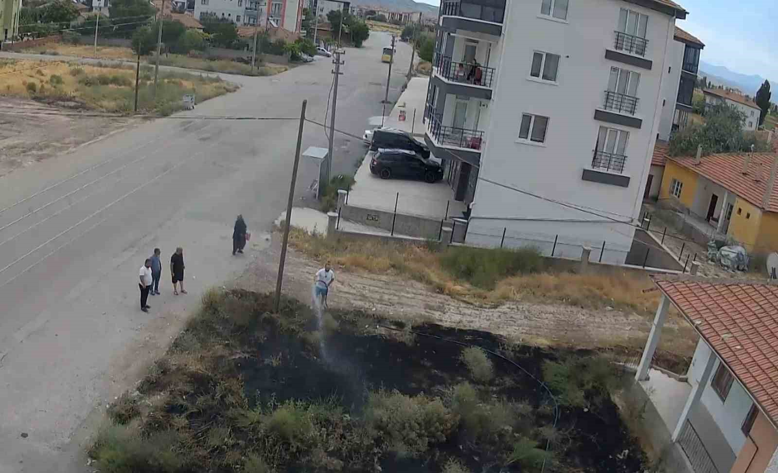 Çocukların maytapla çıkardığı ot yangını kamerada 8 cocuklarin maytapla cikardigi ot yangini kamerada 4