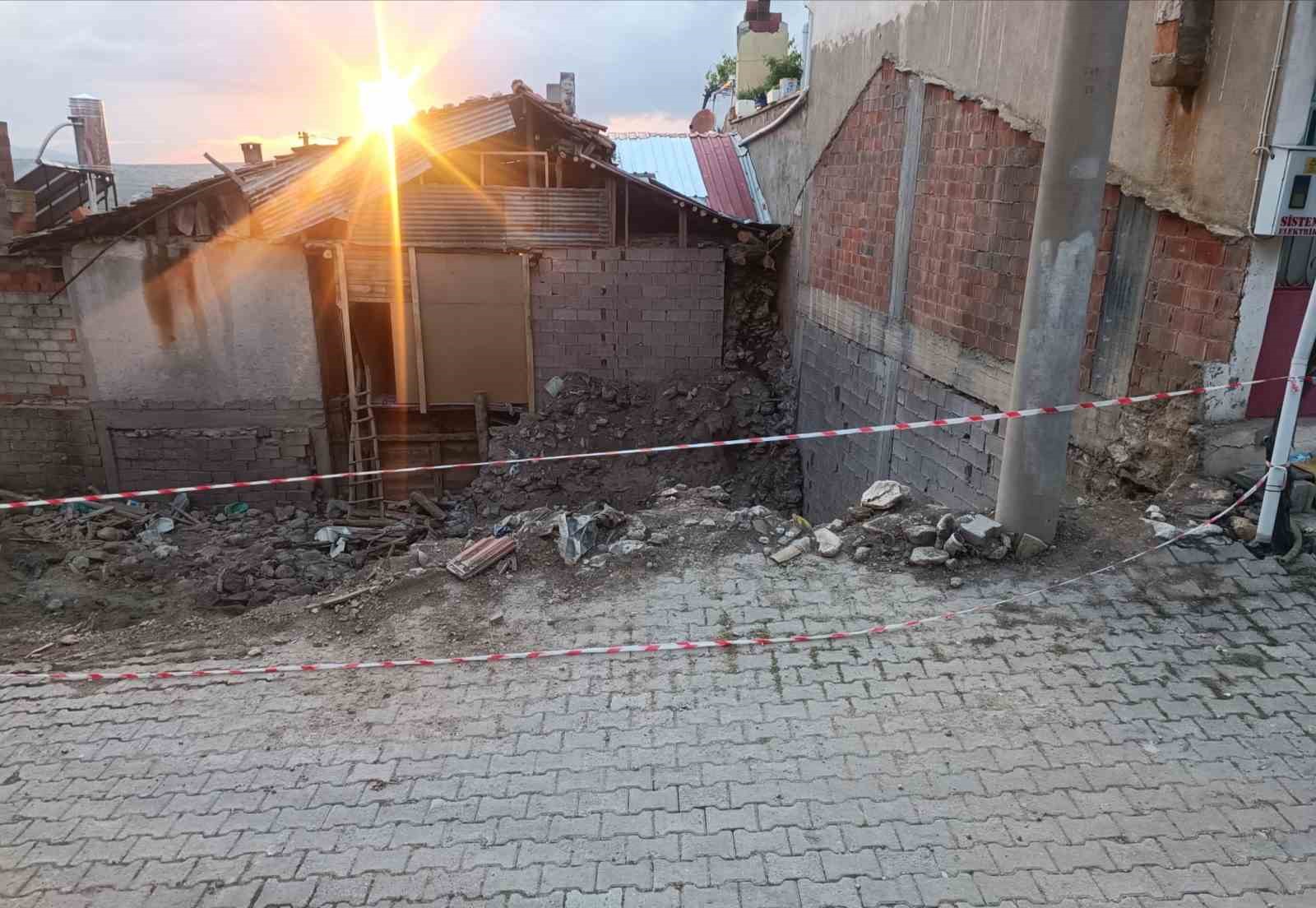 Çocukların oyun oynarken bulduğu cismin Kurtuluş Savaşı’ndan kalma el bombası olduğu değerlendirildi 9 cocuklarin oyun oynarken buldugu cismin kurtulus savasindan kalma el bombasi oldugu degerlendirildi 5 AwA4fSUc