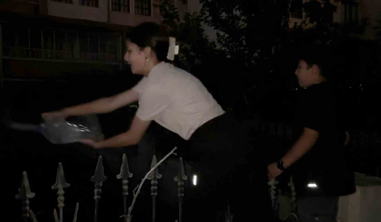 Çocukların su bidonlarıyla yangına müdahalesi kamerada 6 cocuklarin su bidonlariyla yangina mudahalesi kamerada 2 YmmOdwrM