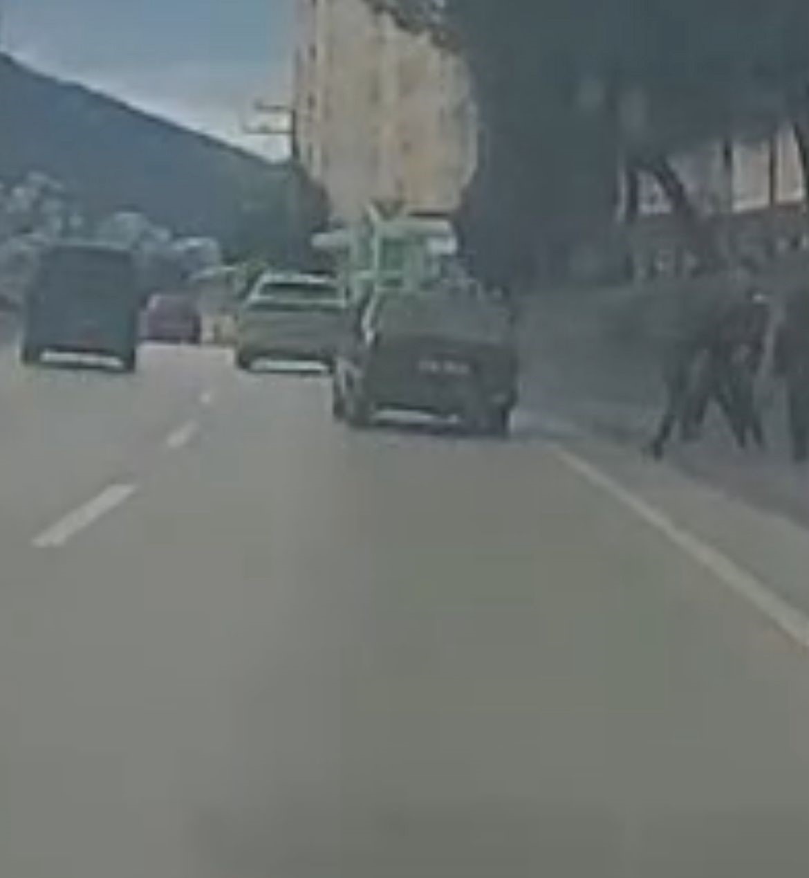 cocuklarin uzerine arac surdu hicbir sey olmamis gibi devam etti o anlar kamerada 4 zdF6AIfc