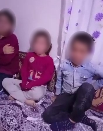 cocuklarina-kemerle-iskence-yapip-bir-de-cep-telefonuyla-kayit-altina-aldi-h4qPIBxB.jpg