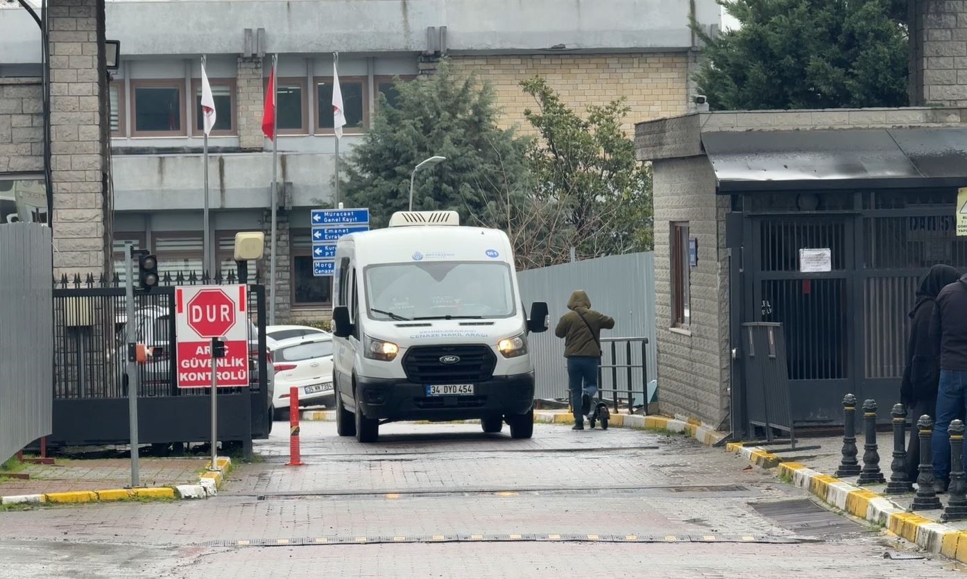 cocuklarinin gozu onunde oldurulen kadinin cenazesi adli tiptan alindi 0 2k3IFVCW