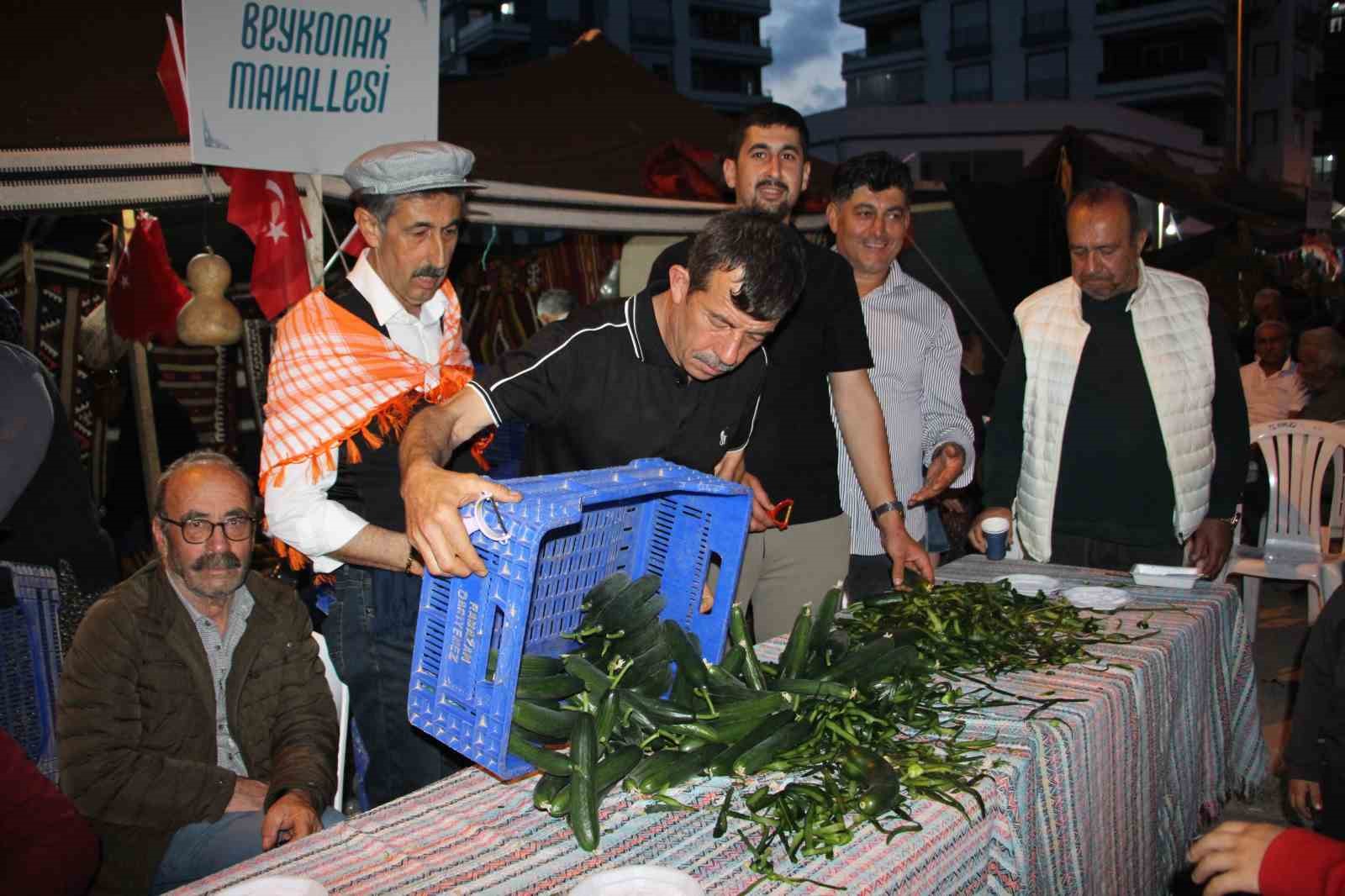 cocuklugunda yedigi salataligi unutamayan muhtar 1 ton salatalik dagitti 1
