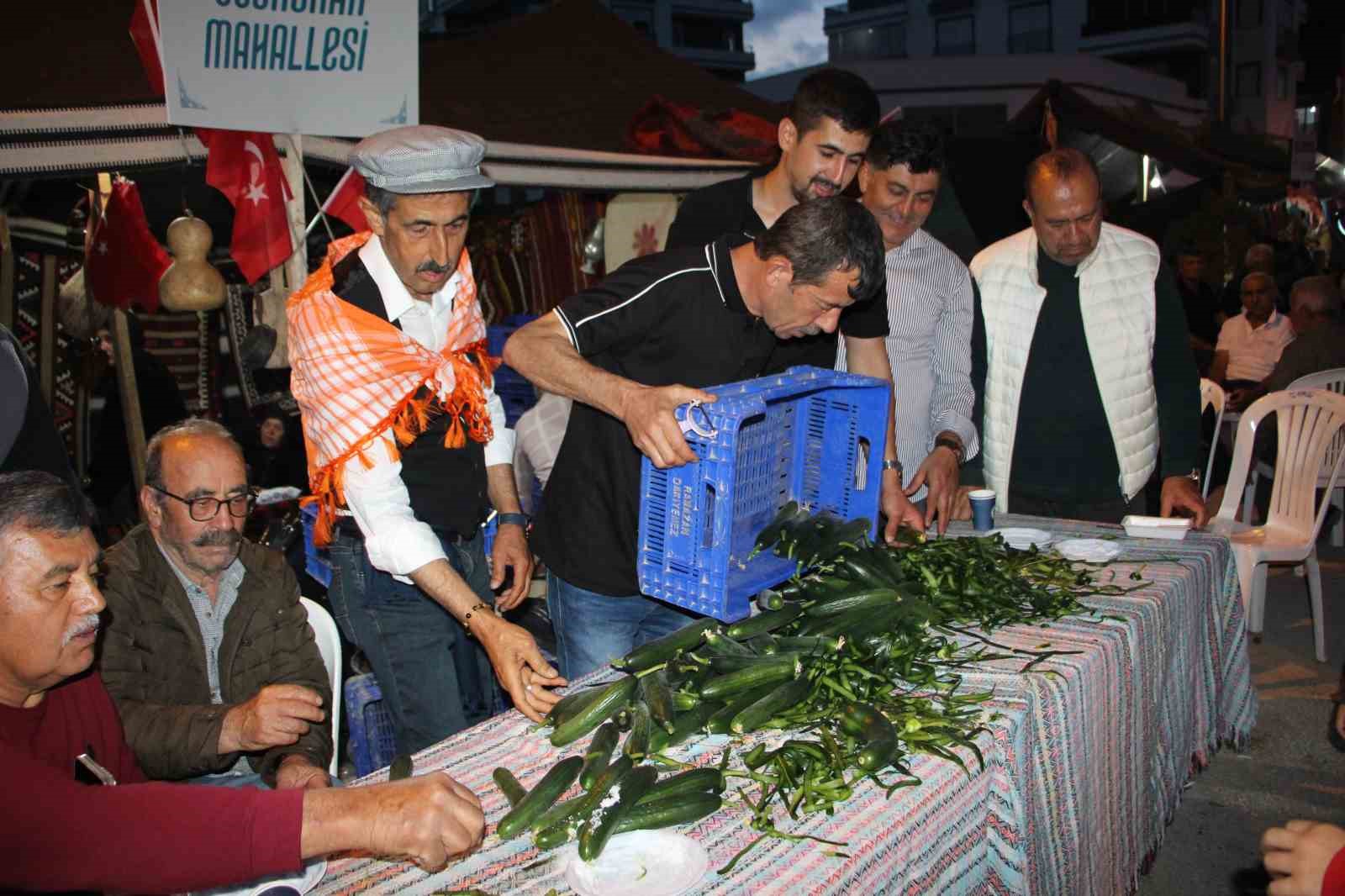 cocuklugunda yedigi salataligi unutamayan muhtar 1 ton salatalik dagitti 2