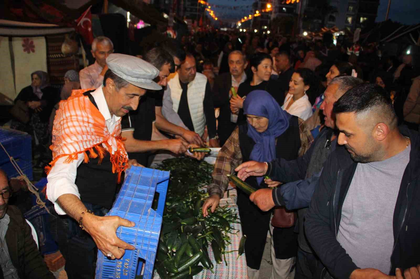 cocuklugunda yedigi salataligi unutamayan muhtar 1 ton salatalik dagitti 3 KmXBB7Vi